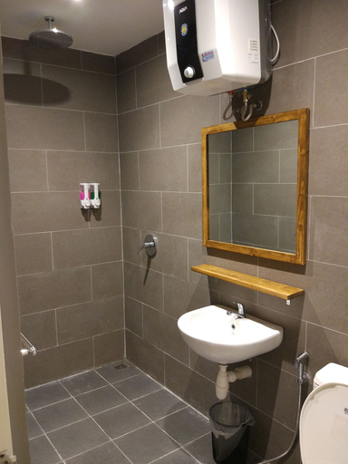 Bathroom 5, Queen Victoria Apartment Batam, Batam