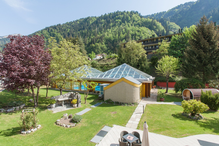 Exterior & Views 11