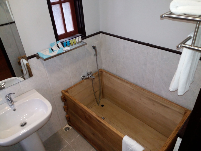 Bathroom 3, Hotel Akimomi, Mandalay
