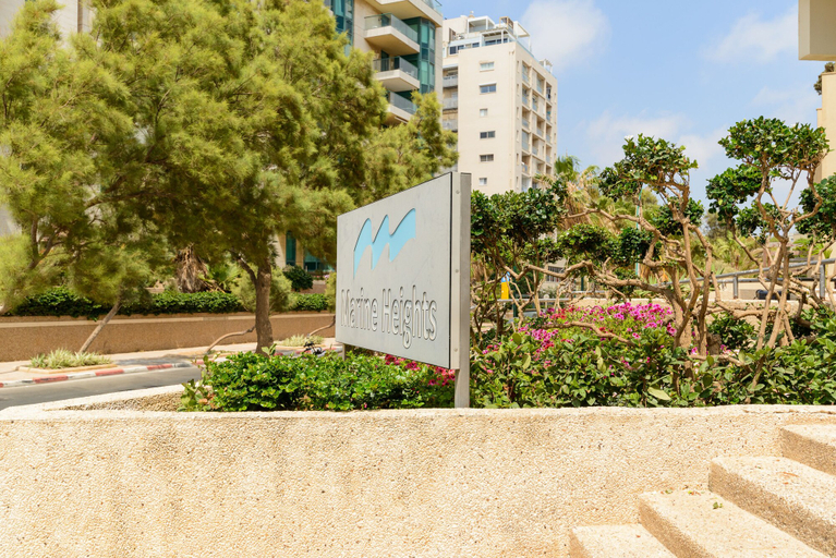 Exterior & Views 2, 3BR Apt Steps from Sea W Parking