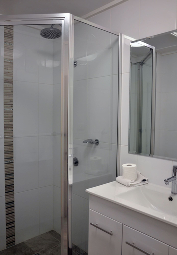 Bathroom 5, Palm Waters Holiday Villas, North Ward-Castle Hill