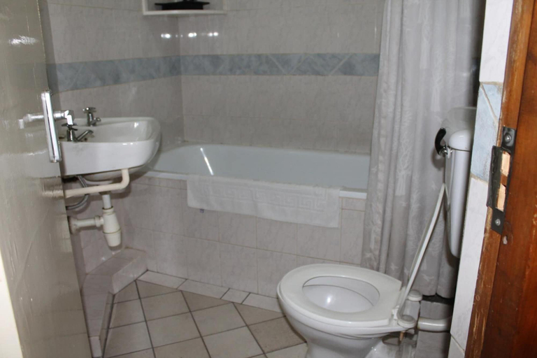 Bathroom 4, Oakwood Hotel, Starehe