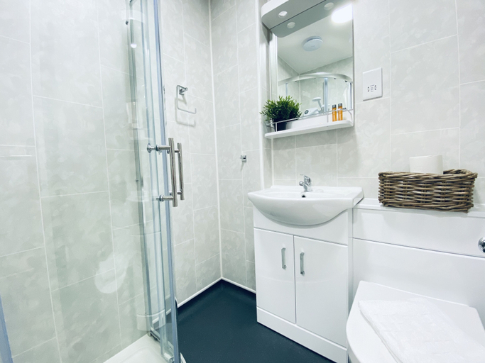 Bathroom 4, Seafield Seafront Apartments, Brighton and Hove