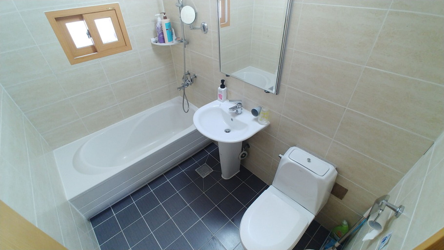 Bathroom 4, Starrynights, Gangneung
