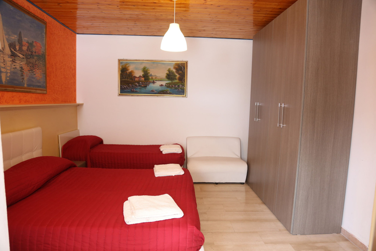 Bedroom 4, Hotel Company, Messina