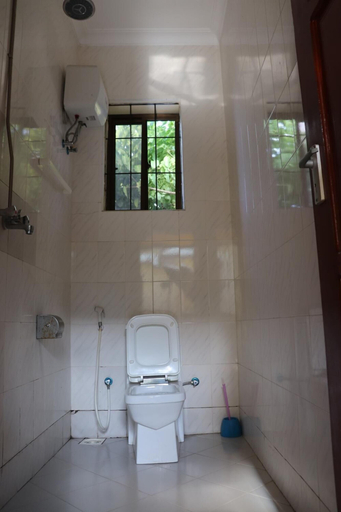 Bathroom 3, Safari Lodge Kunduchi, Kinondoni