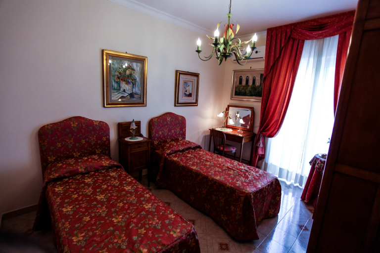 Bedroom 2, La Quercia Antica B&B, Salerno