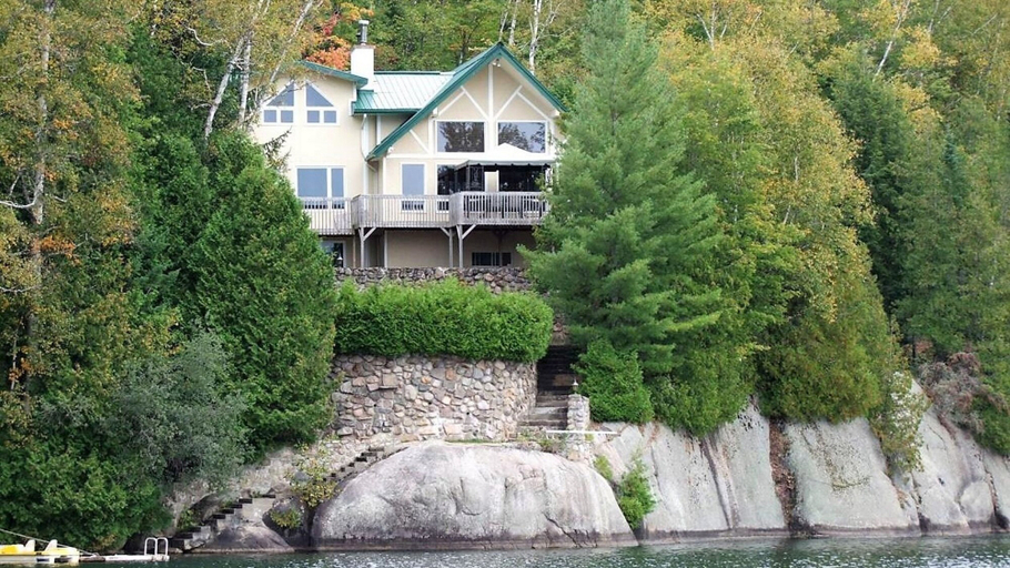 Exterior & Views, Duhamel Rock Cliff 3-Bedroom Waterfront Chalet, Les Laurentides