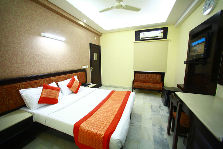 Bedroom 1, Sundeep Inn, Delhi