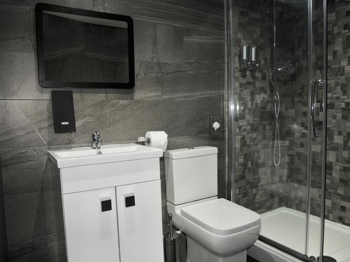 Bathroom 3, The Coach Hotel, Warwickshire