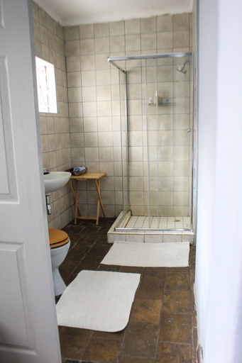 Bathroom 4, Kate's Nest Guesthouse, Windhoek West
