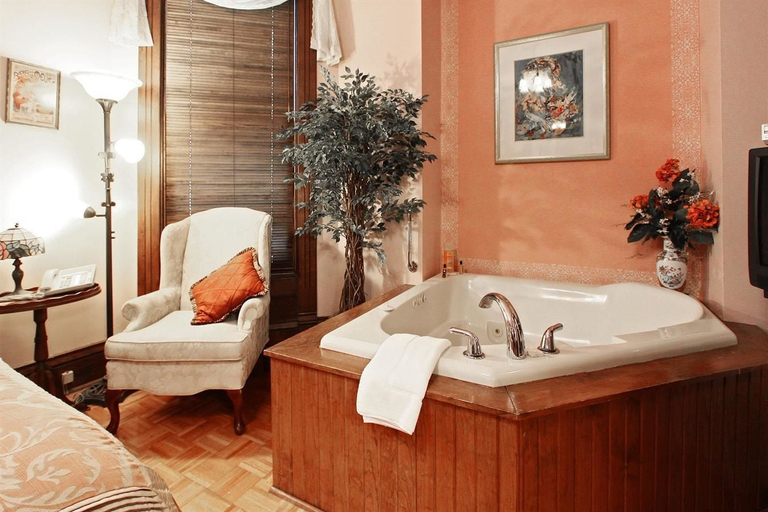 Bathroom 4, Old Northside Bed & Breakfast, Marion