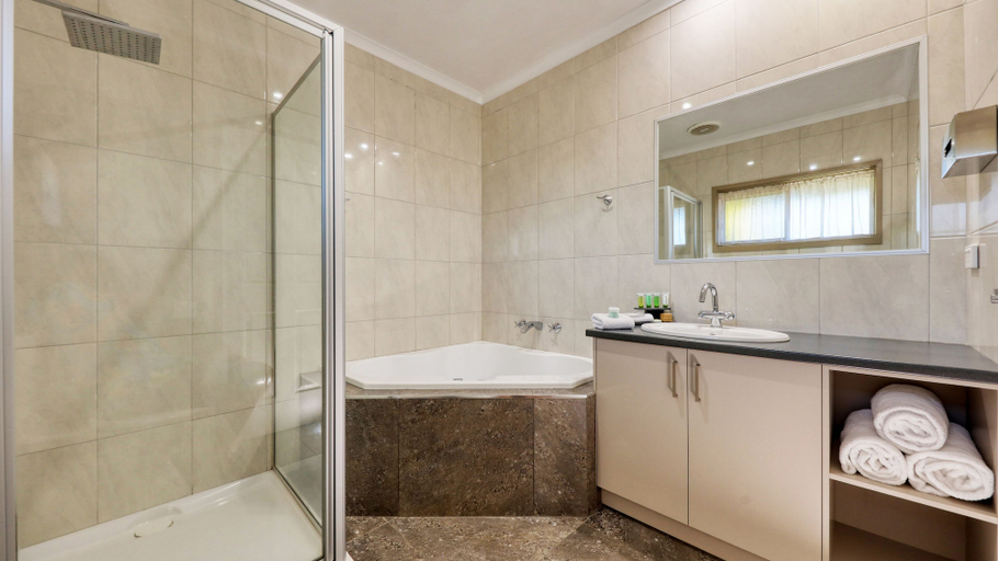 Bathroom 5, Glider City Motel Benalla, Benalla - Benalla