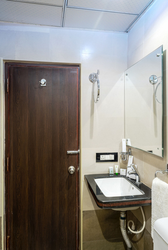 Bathroom 4, Treebo Empire, Krishna