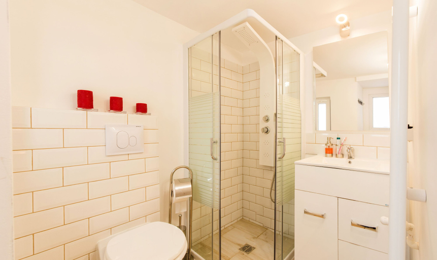 Bathroom 3, Spacious Ultracentral Apartment Old City, Municipiul Bucuresti