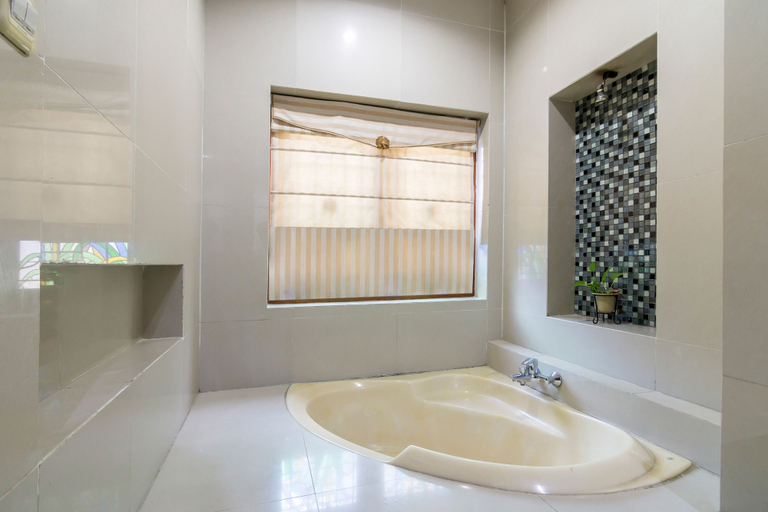 Bathroom 3, OYO 1059 Roemah Oma Guest House, Yogyakarta