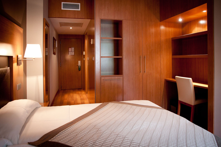 Bedroom 3, Alti Hotel, Haute-Garonne