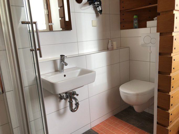 Bathroom 4, Messezimmer4u Nordparksiedlung, Düsseldorf