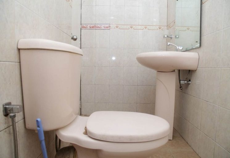 Bathroom 4, AA Circuit bungalow, K.F.G. & G. Korale