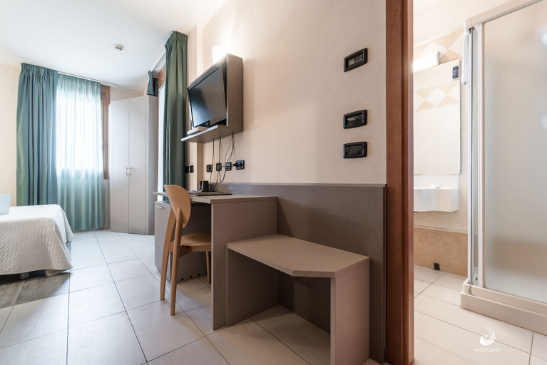 Bedroom 2, Planet Hotel, Modena