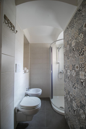 Bathroom 5, Beatitudinem, Bari