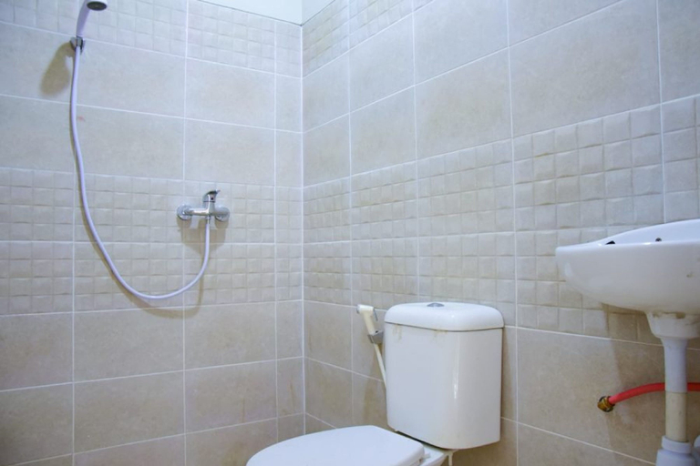 Bathroom 4, RedDoorz near Mangga Dua Square, Central Jakarta