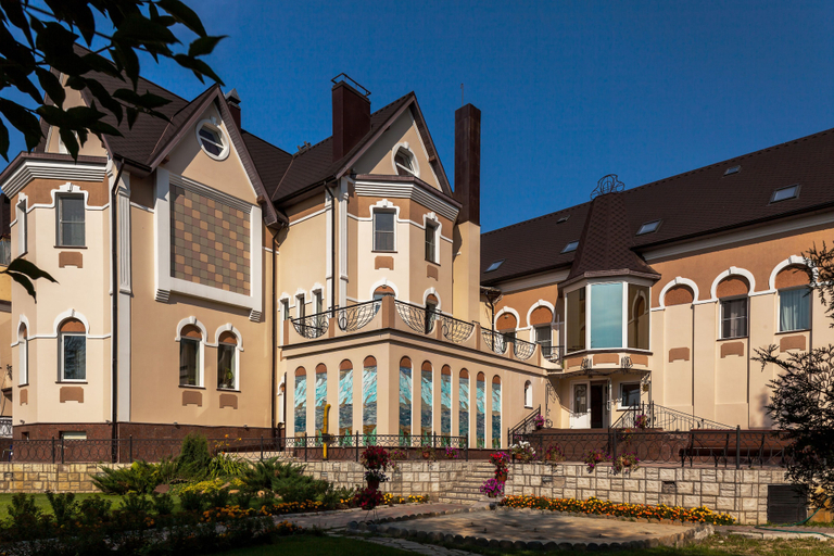 Exterior & Views