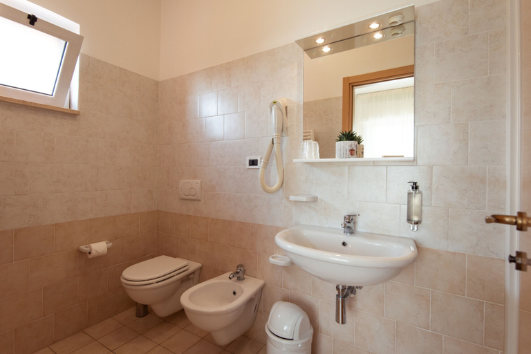Bathroom 4, Hotel Adria, Teramo