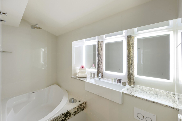 Bathroom 4, The Saddleworth Hotel, Oldham