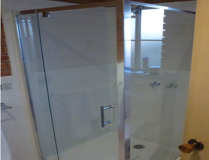 Bathroom 3, Colonial Motor Inn Bairnsdale, E. Gippsland - Bairnsdale