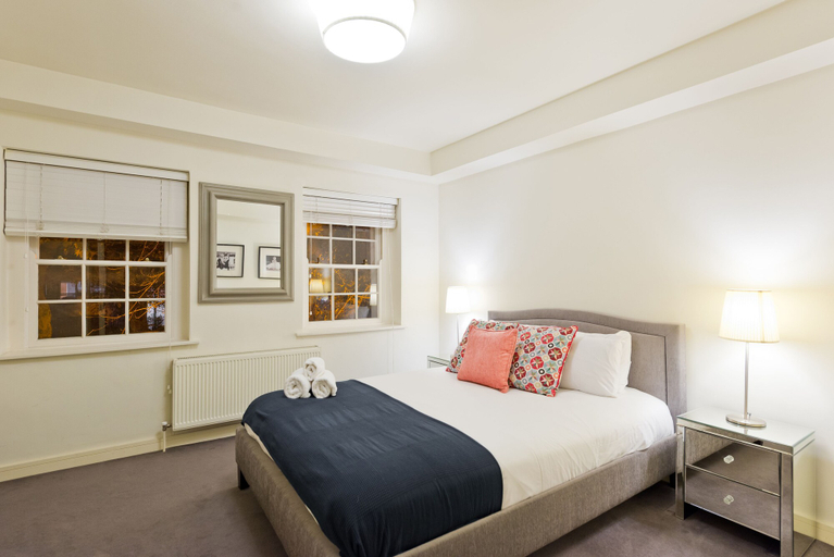 Bedroom 5, John Lennon Suite - hiphipstay, Dublin