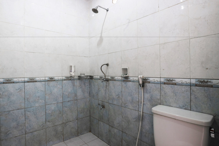 Bathroom 2, Warapsari Inn, Badung