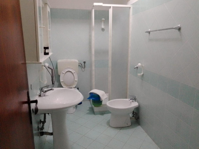 Bathroom 5, Hotel Calabria, Cosenza