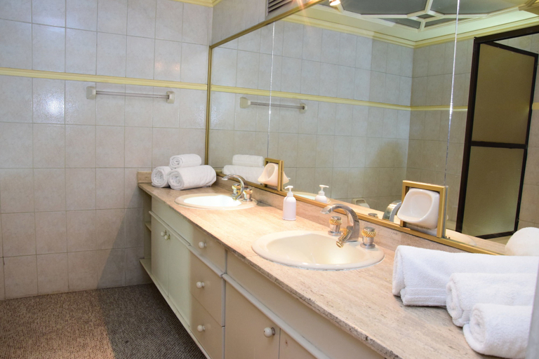 Bathroom 3, HB 6 de Agosto, Pedro Domingo Murillo