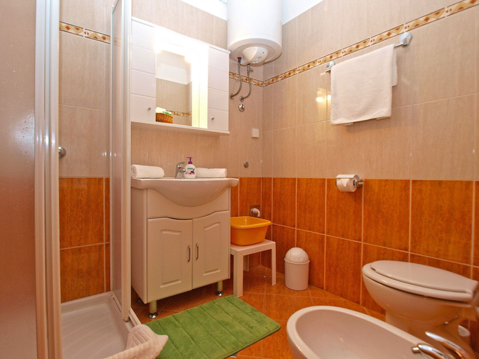 Bathroom 3, Apartment 1305, Pula