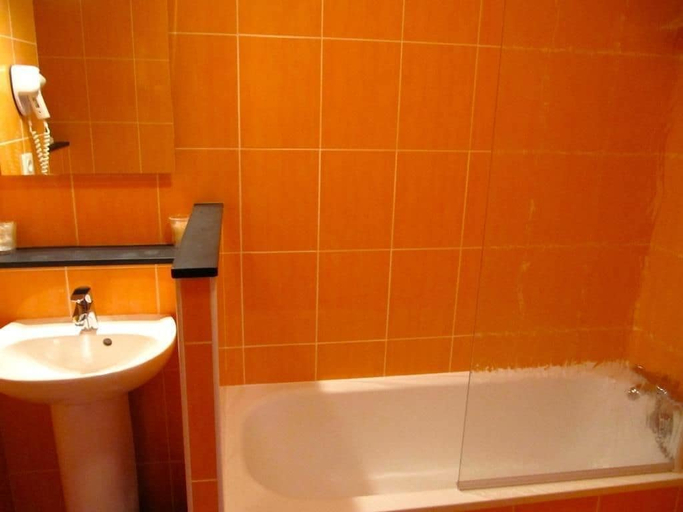 Bathroom 5, Hotel de la Montagne Noire, Tarn