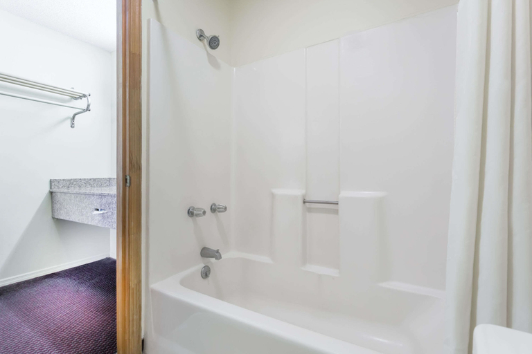 Bathroom 4, Travelodge by Wyndham Cordele, Crisp