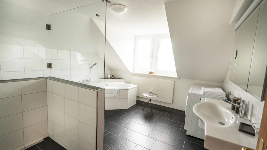 Bathroom 4, Löwenplatz Apartment near Station by Airhome, Zürich