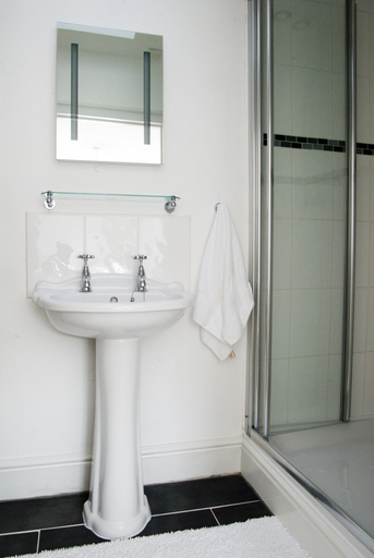 Bathroom 3, Bronfelin & Troed-y-rhiw Holiday Cottages, Powys