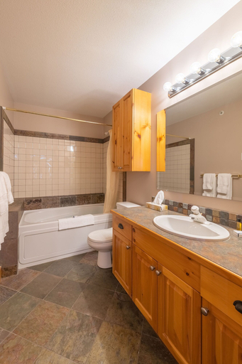 Bathroom, White Crystal Inn, Kootenay Boundary