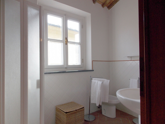 Bathroom 4, Mastiano, Lucca