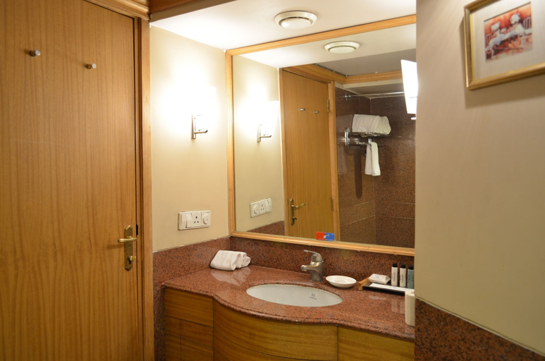 Bathroom 4, The Maya Hotel, Jalandhar