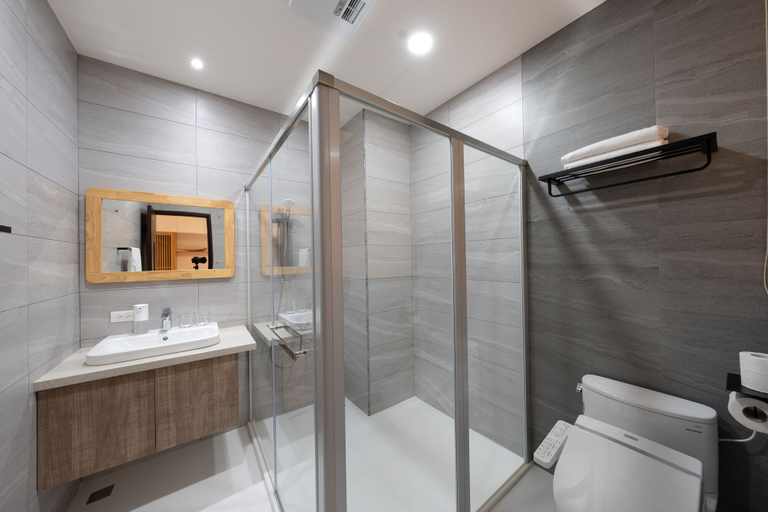 Bathroom 4, Seven Nights, Tainan