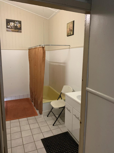 Bathroom 3, Exchange Hotel Toogoolawah, Esk