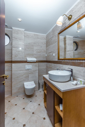 Bathroom 5, Plaza Lucice