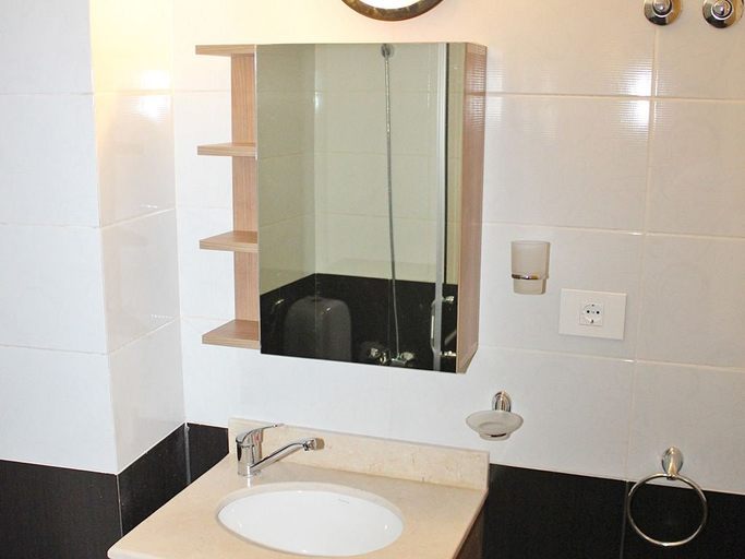 Bathroom 4, Le Caravelle Beirut, Beirut
