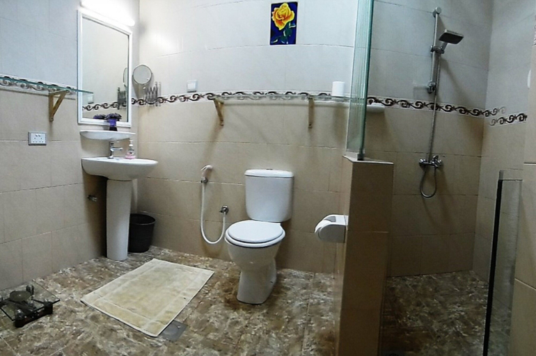 Bathroom 4, Hilltop Boosa, Hikkaduwa