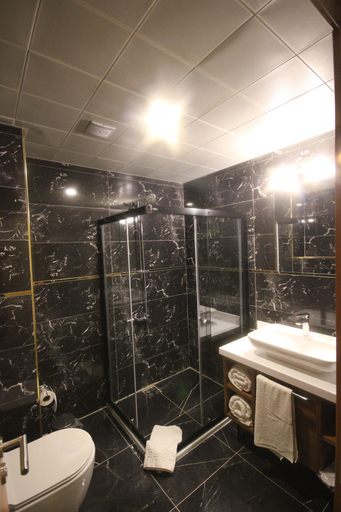 Bathroom 4, Garden Zara Hotel, Zara