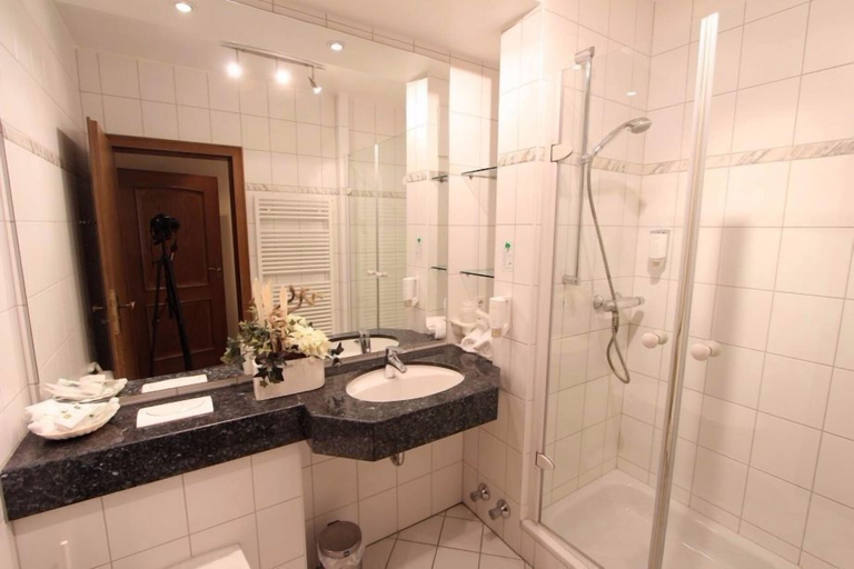 Bathroom 5, Akzent Hotel Jonathan, Soest