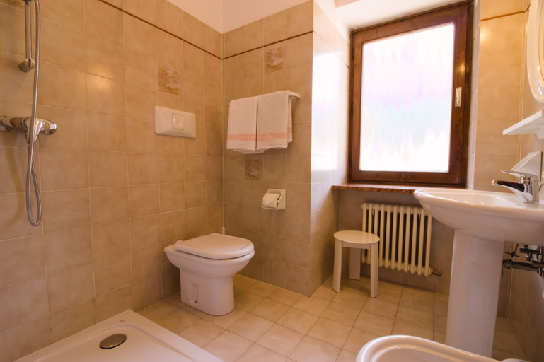 Bathroom 5, Hotel Centrale, Belluno